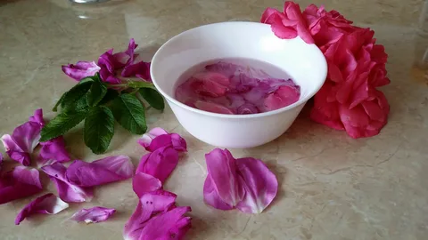 تصویر 2 از گلاب اصل سحرخیز با عطر ناب و خلوص کامل گل های تازه